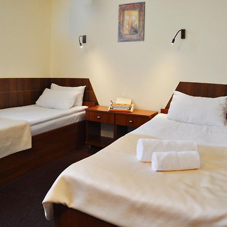 Hotel Tirest Grebiszew ภายนอก รูปภาพ