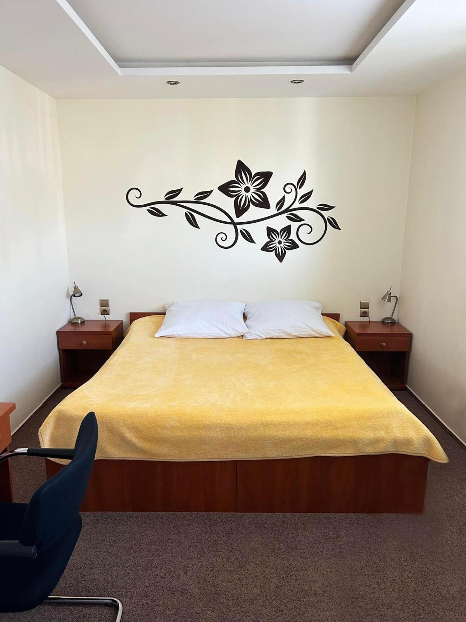 Hotel Tirest Grebiszew ภายนอก รูปภาพ