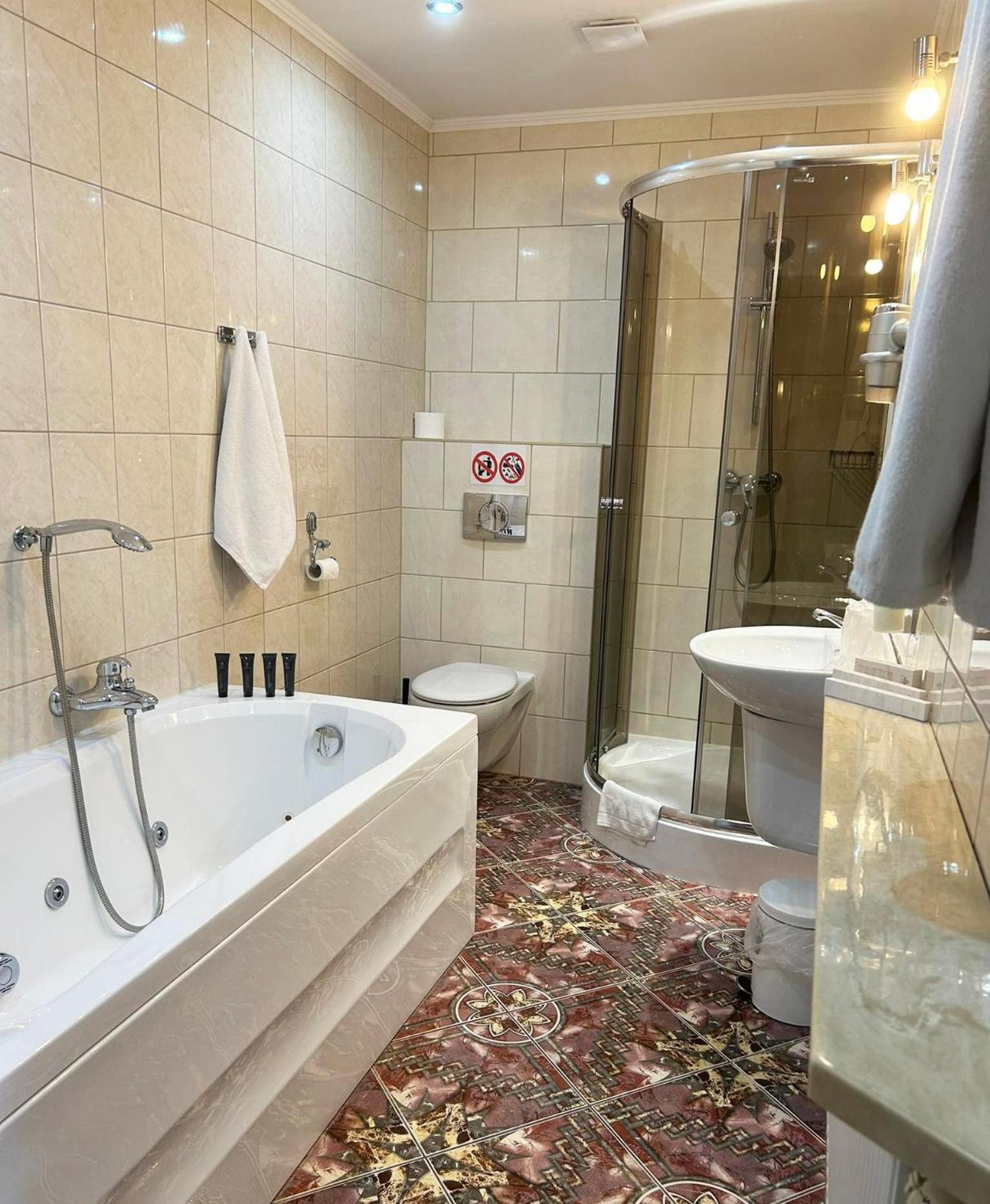 Hotel Tirest Grebiszew ภายนอก รูปภาพ