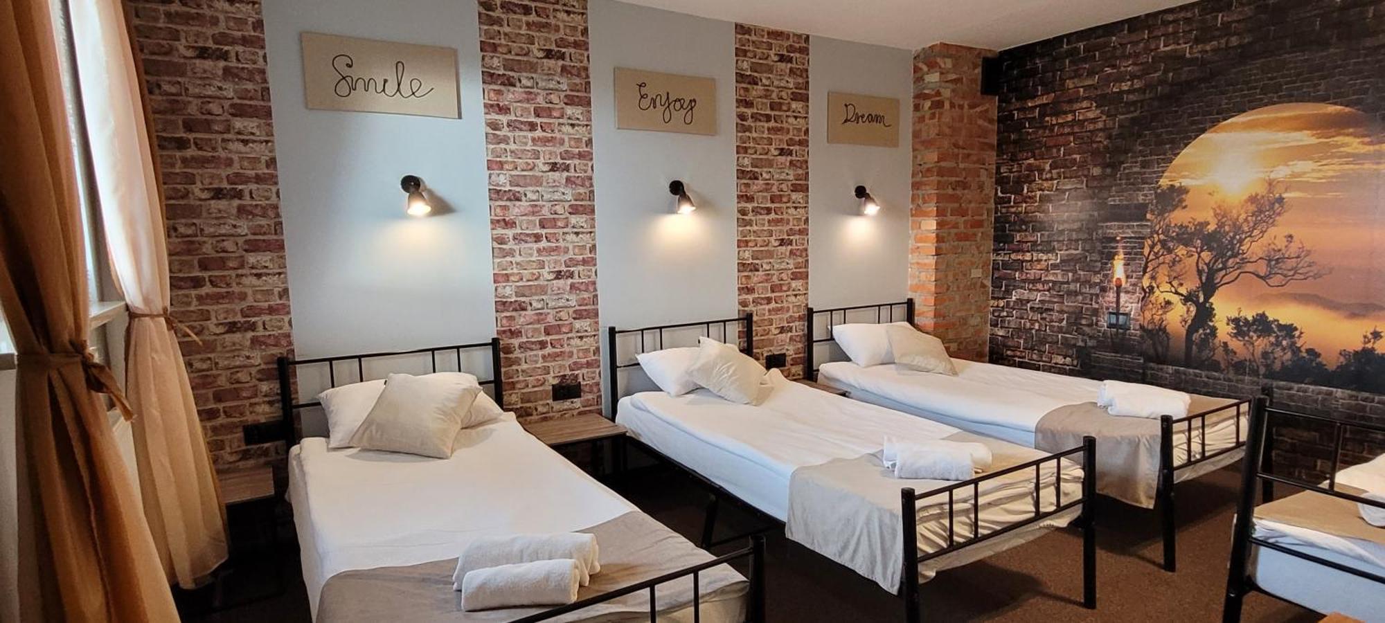 Hotel Tirest Grebiszew ภายนอก รูปภาพ