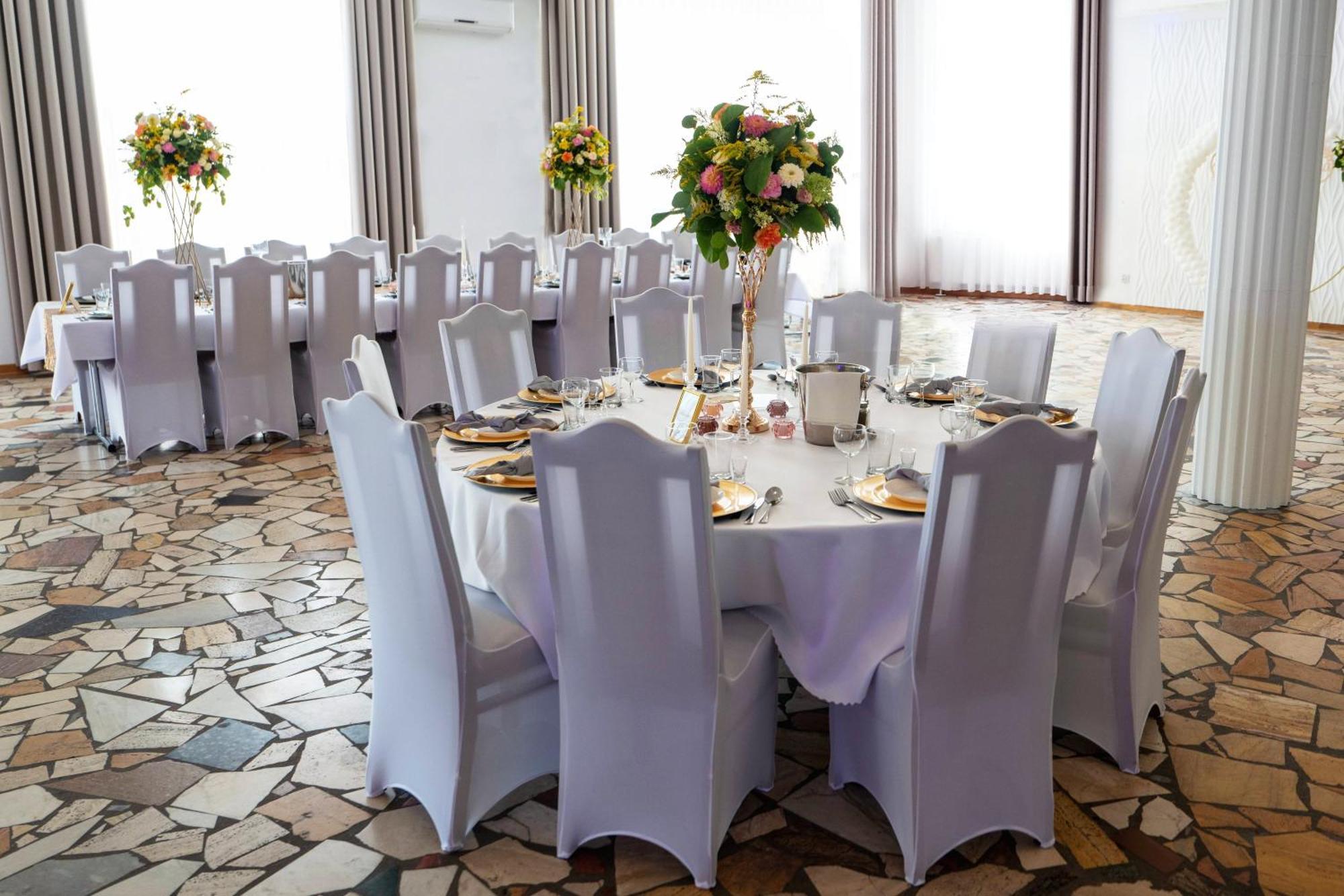 Hotel Tirest Grebiszew ภายนอก รูปภาพ