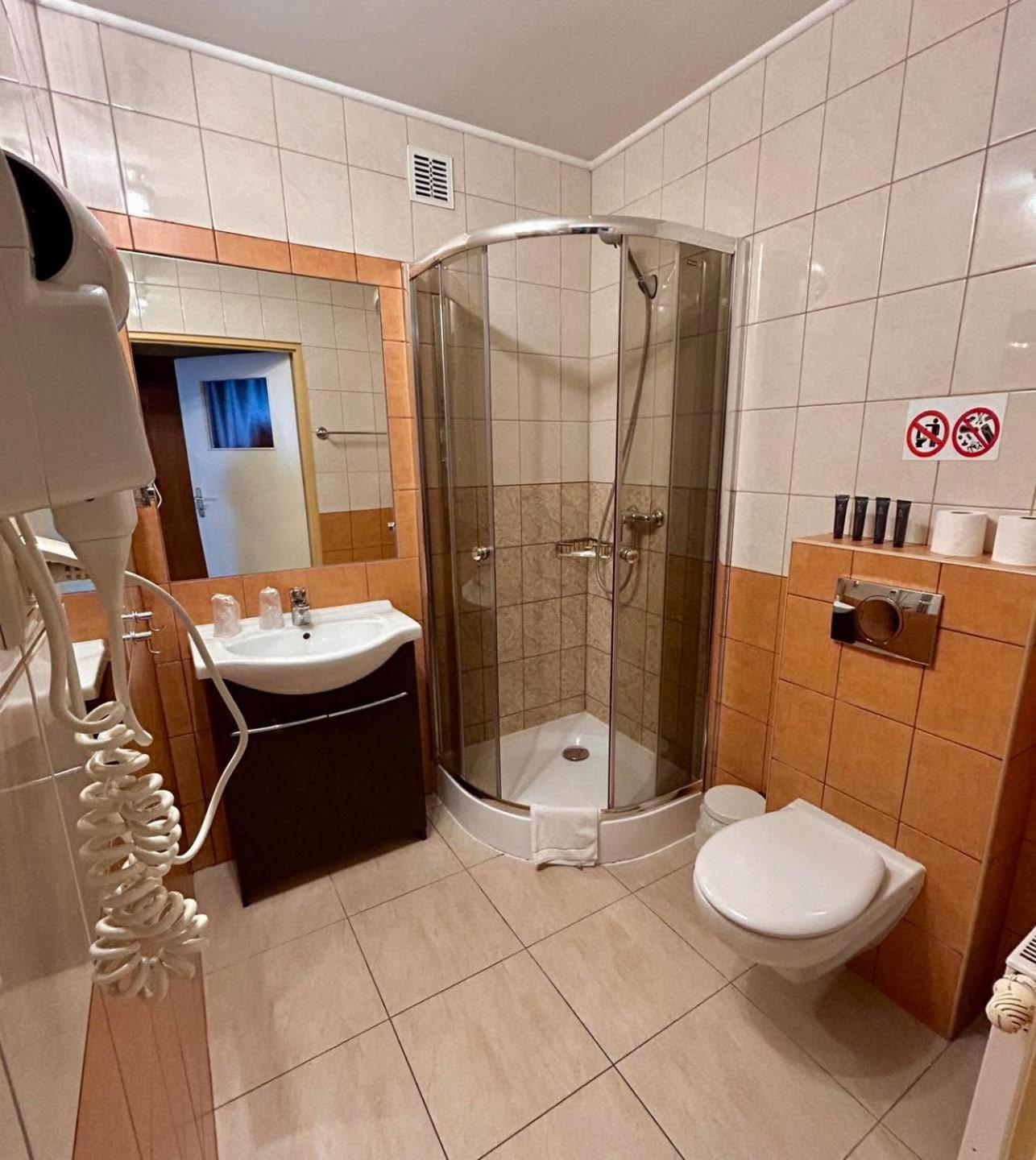 Hotel Tirest Grebiszew ภายนอก รูปภาพ