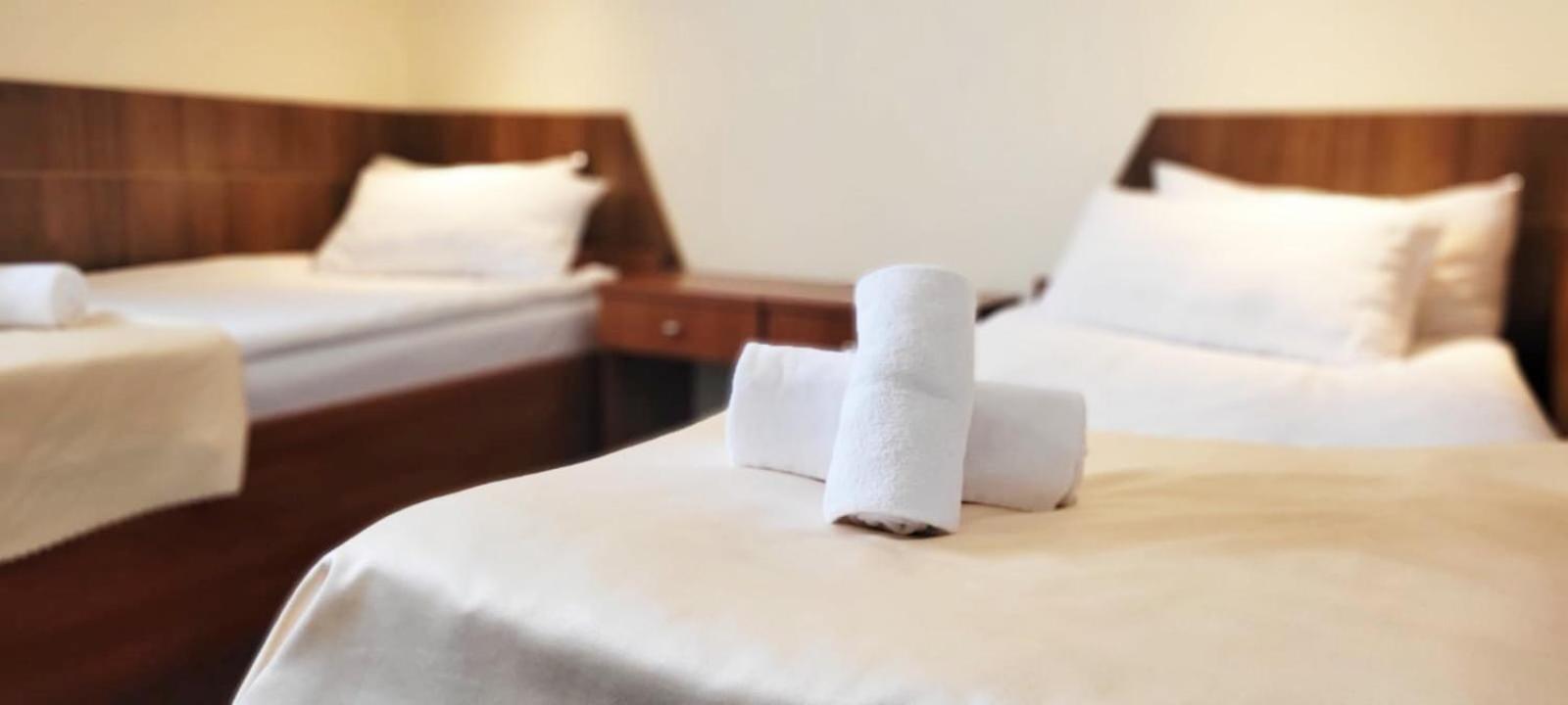Hotel Tirest Grebiszew ภายนอก รูปภาพ
