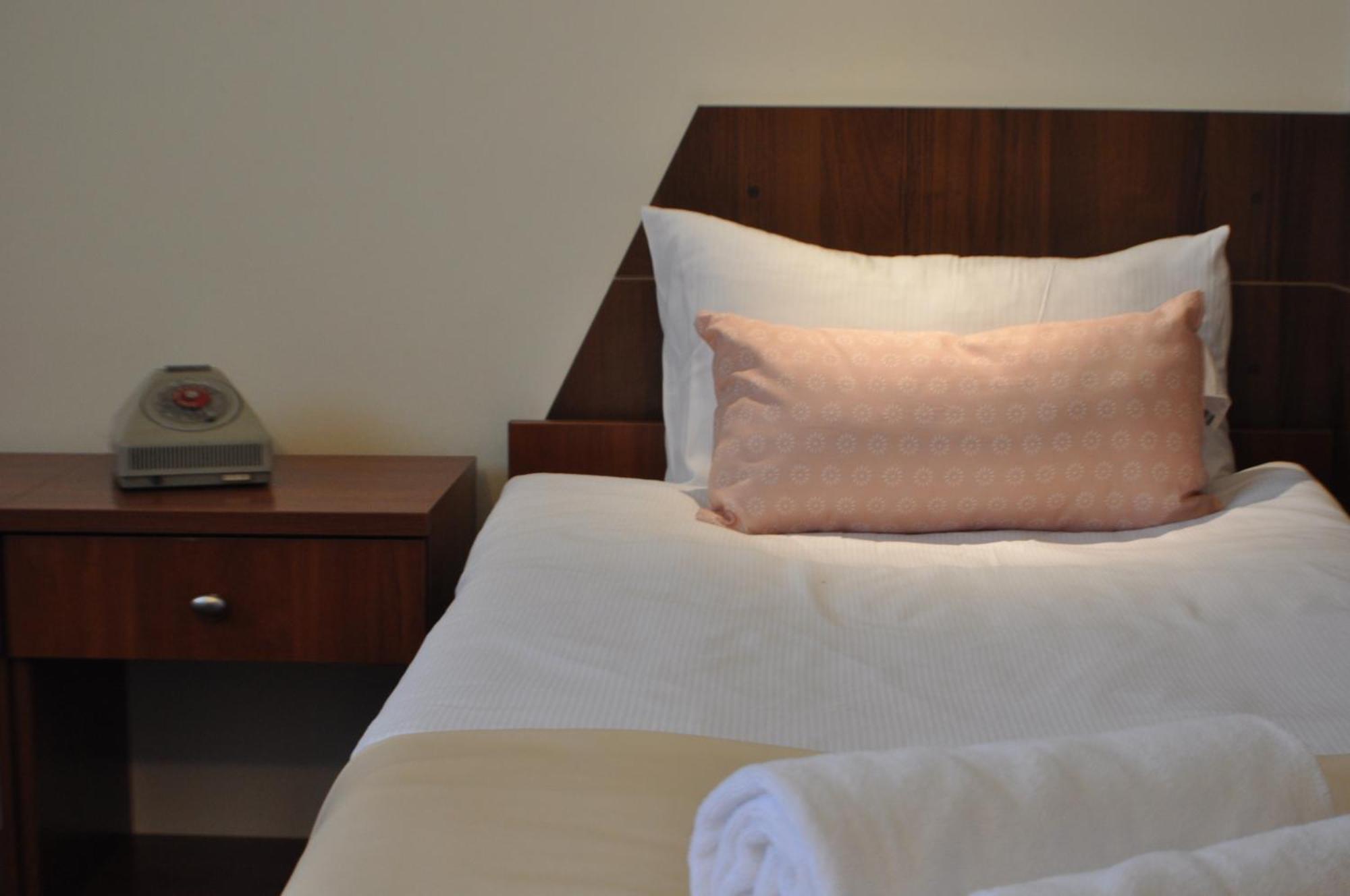 Hotel Tirest Grebiszew ภายนอก รูปภาพ