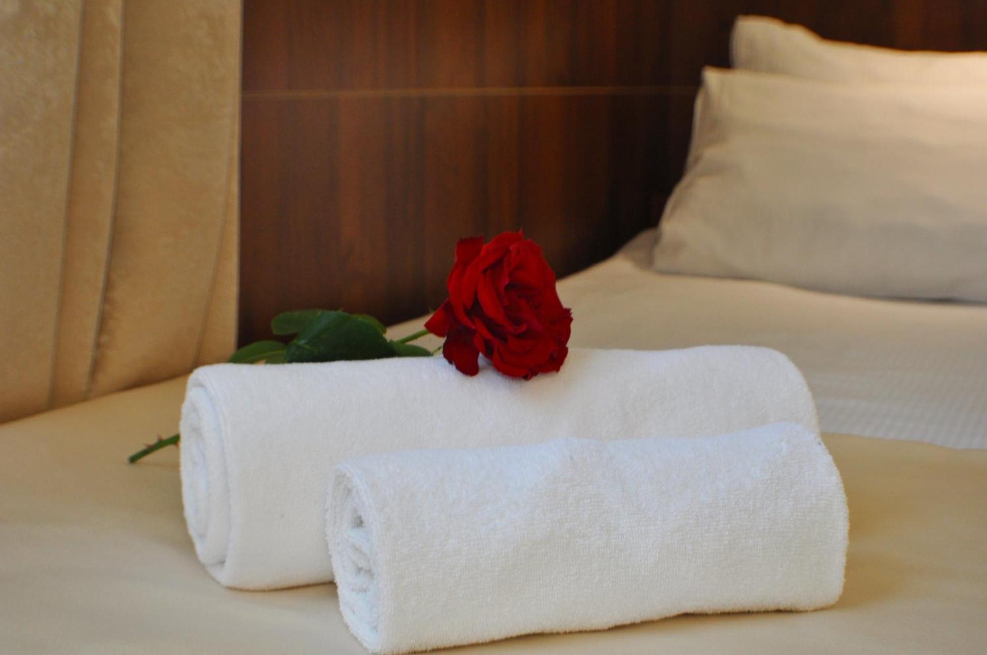 Hotel Tirest Grebiszew ภายนอก รูปภาพ