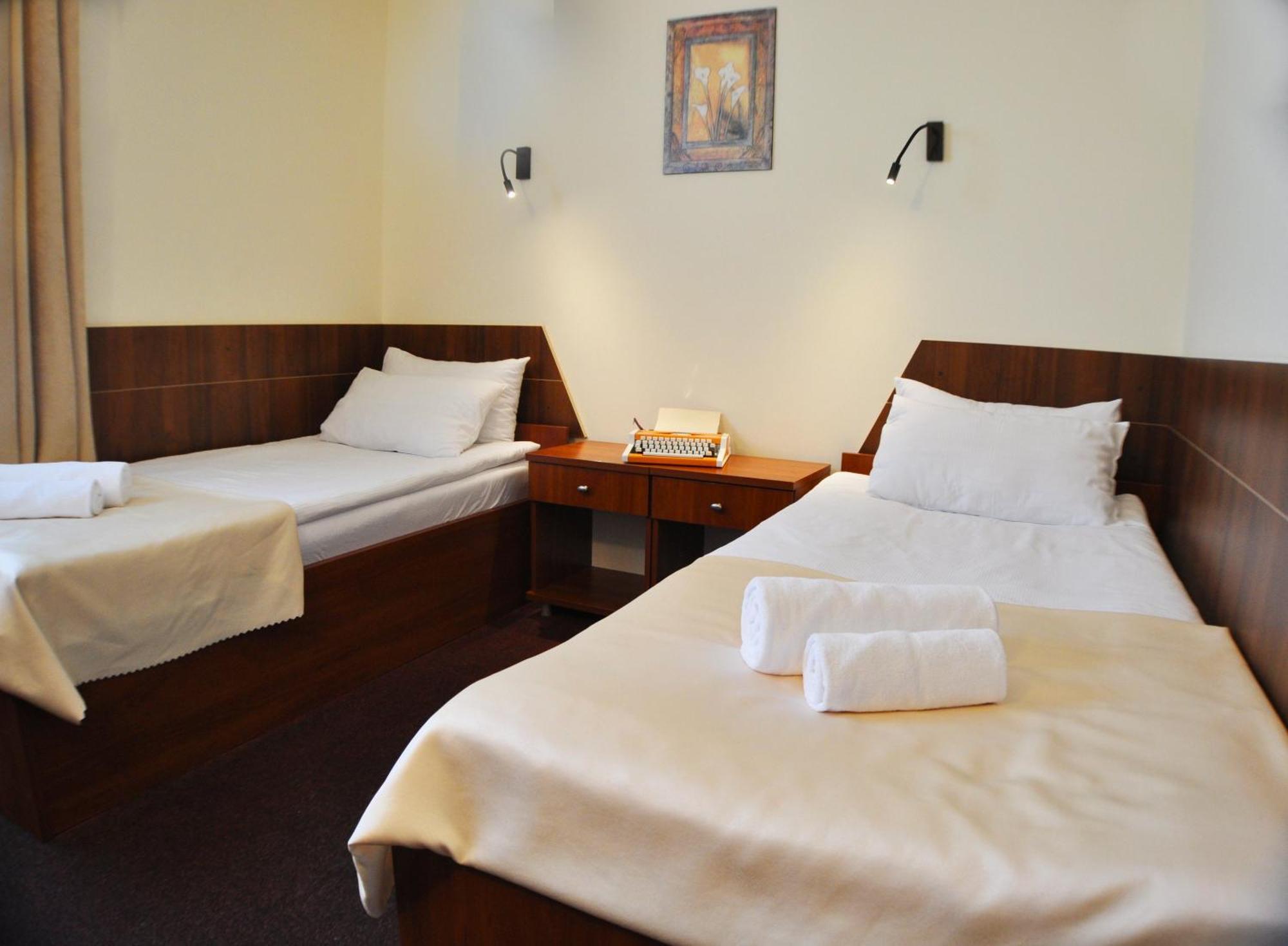 Hotel Tirest Grebiszew ภายนอก รูปภาพ
